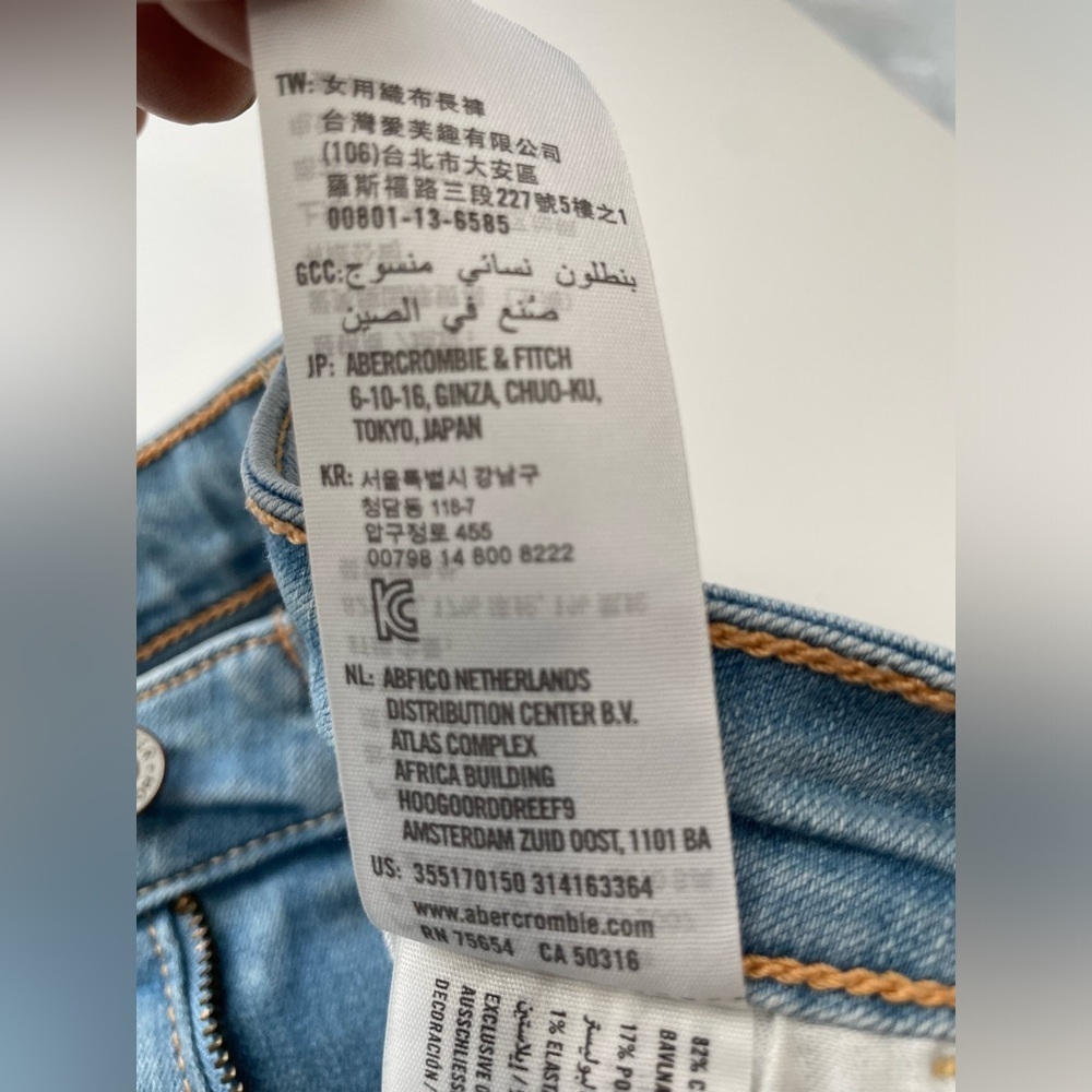 2 pairs of Hollister Jeans - Picture 10 of 13